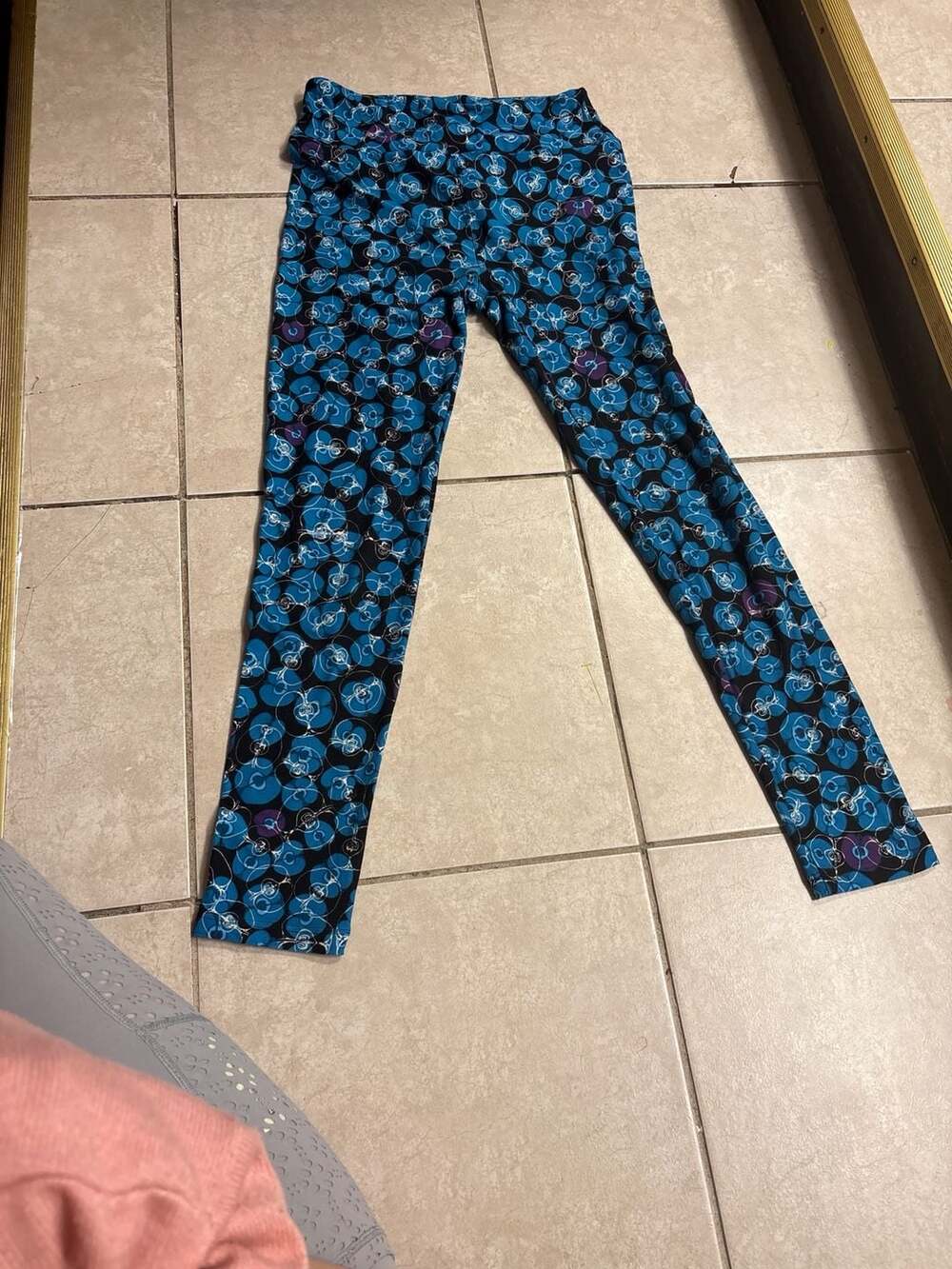 LuLaRoe One Size OS Apples Blue and Purple Teacher Print Leggings
